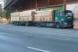LKW mit Schnittholz vor dem Sägewerk