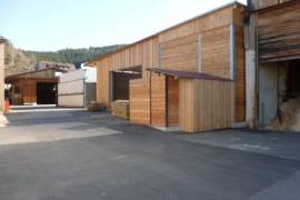 Holzhallen auf dem Betriebsgelände