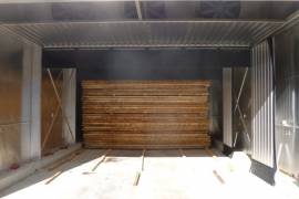 Blick in die Trockenkammer mit Schnittholzstapel